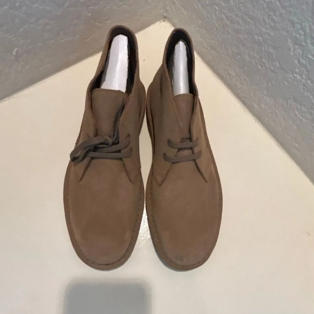Clarks Mens Size 8.5 Shepton Chukka Boots Sand Suede Leather Comfort Capsule NWT